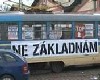 Centrem Prahy projela tramvaj „Nezákladňačka“